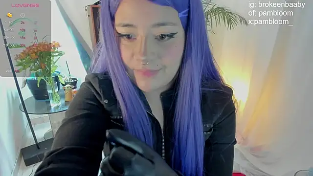 Snapshot of droolingdollfacee chatting on February 20, 4:36 pm droolingdollfacee online show from February 20, 4:36 pm