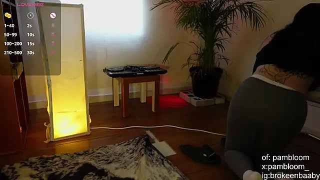 Snapshot of droolingdollfacee chatting on September 9, 8:52 pm droolingdollfacee online show from September 9, 8:52 pm