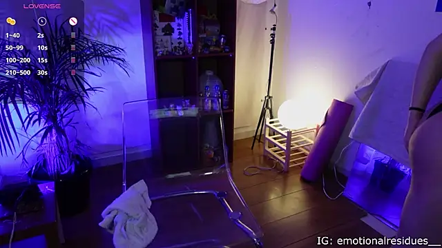 Snapshot of droolingdollfacee chatting on December 21, 10:17 pm droolingdollfacee online show from December 21, 10:17 pm