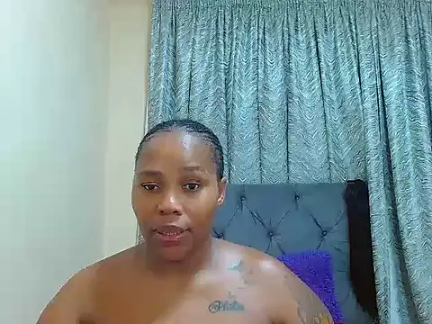 Snapshot of curvycloe1 chatting on February 3, 8:13 pm curvycloe1 online show from February 3, 8:13 pm