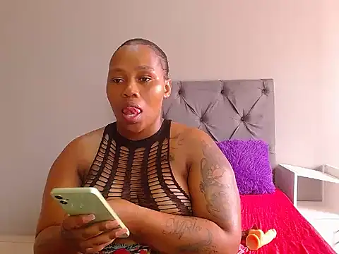 Snapshot of curvycloe1 chatting on February 10, 10:09 am curvycloe1 online show from February 10, 10:09 am