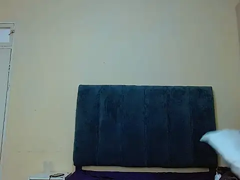 Snapshot of curvycloe1 chatting on October 10, 6:34 am curvycloe1 online show from October 10, 6:34 am