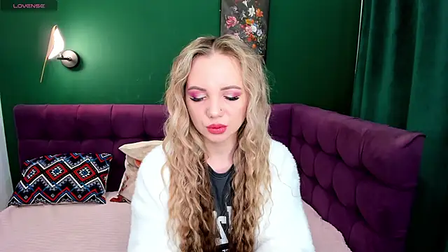 EvaMoran online show from April 12, 1:43 am