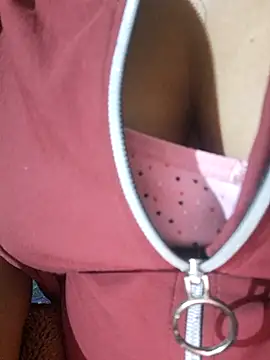 Snapshot of Priya_Bong chatting on October 19, 1:28 am Priya Bong online show from October 19, 1:28 am