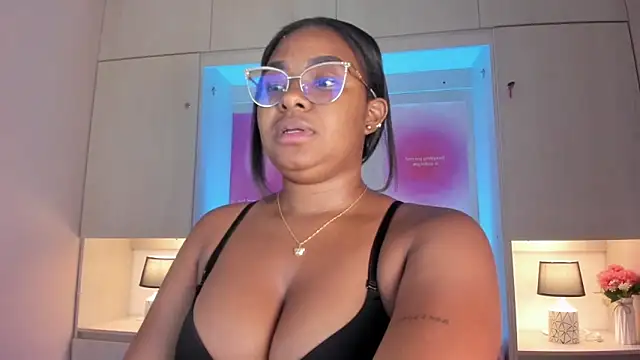 Snapshot of tamaraa_smiith chatting on May 4, 8:27 pm tamaraa smiith online show from May 4, 8:27 pm