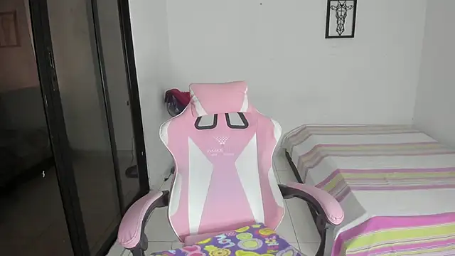 Snapshot of julinee_smithh chatting on February 15, 11:41 am julinee smithh online show from February 15, 11:41 am