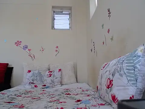 Snapshot of DarkBerry8 chatting on October 2, 1:29 pm DarkBerry8 online show from October 2, 1:29 pm