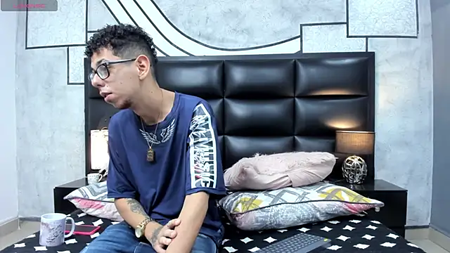 Derek and Skarlet online show from March 12, 11:31 am