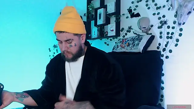 Snapshot of Ash_gusbig chatting on December 11, 1:37 am Ash gusbig online show from December 11, 1:37 am