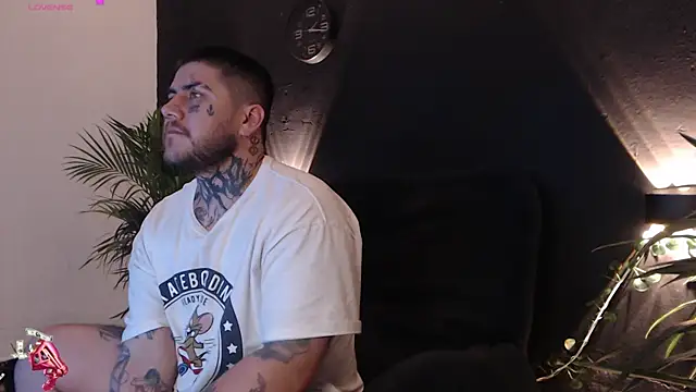 Snapshot of Ash_gusbig chatting on February 12, 3:18 am Ash gusbig online show from February 12, 3:18 am