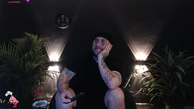 Snapshot of Ash_gusbig chatting on February 16, 11:05 pm Ash gusbig online show from February 16, 11:05 pm