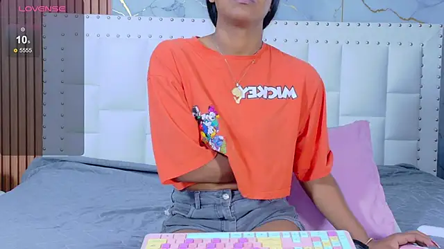 Snapshot of indianschoolgirl chatting on January 5, 8:01 pm indianschoolgirl online show from January 5, 8:01 pm