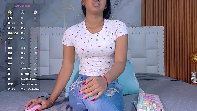 Snapshot of indianschoolgirl chatting on February 5, 7:40 pm indianschoolgirl online show from February 5, 7:40 pm