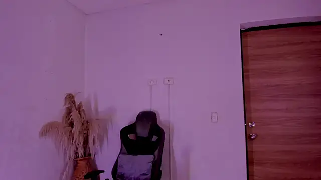 Snapshot of carolinemiller7 chatting on November 19, 6:57 am carolinemiller7 online show from November 19, 6:57 am