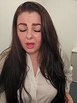 Snapshot of Britishbella chatting on November 13, 4:28 pm Britishbella online show from November 13, 4:28 pm