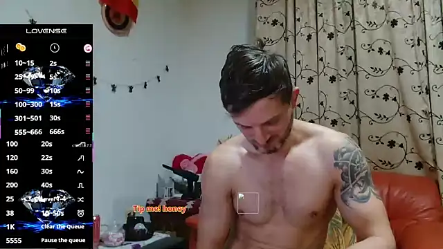 Snapshot of cuple_hoot_ chatting on October 31, 3:46 pm cuple hoot online show from October 31, 3:46 pm