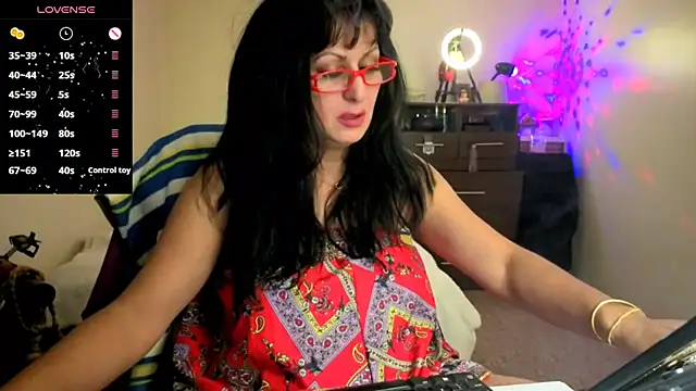 YourDreamLoverr online show from November 26, 12:00 am