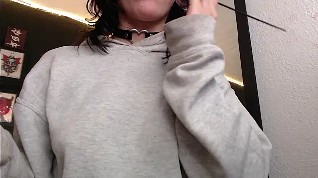 Snapshot of niakat_ chatting on December 3, 3:52 am niakat online show from December 3, 3:52 am