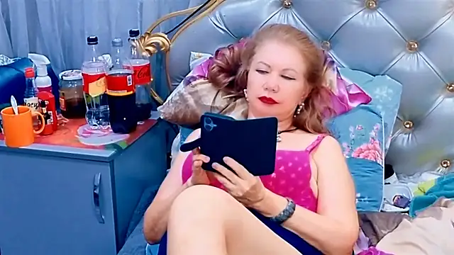 Snapshot of Hornystepmom29 chatting on May 7, 10:20 am Hornystepmom29 online show from May 7, 10:20 am