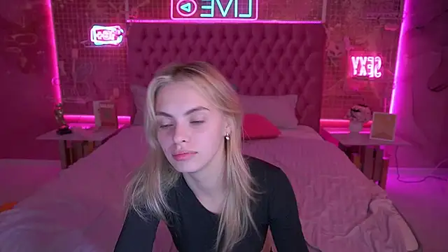 Snapshot of ChloeBrightt chatting on November 3, 9:48 pm ChloeBrightt online show from November 3, 9:48 pm