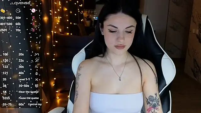 Snapshot of Mary___Moore chatting on February 5, 12:53 am Mary Moore online show from February 5, 12:53 am