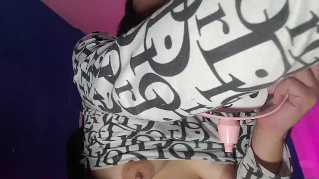 Snapshot of vitoria23_ chatting on June 23, 1:53 pm vitoria23 online show from June 23, 1:53 pm