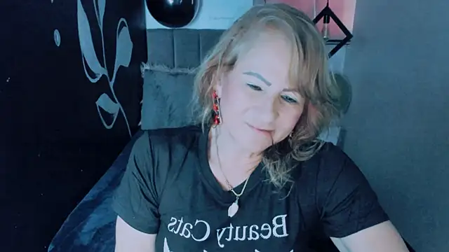 ScarletHoot  online show from December 6, 5:55 pm