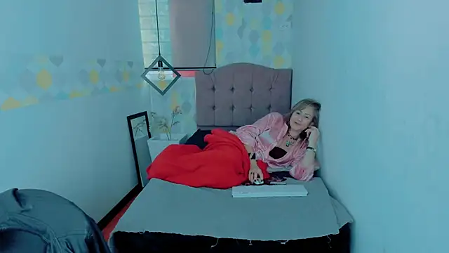 ScarletHoot  online show from December 21, 3:53 pm