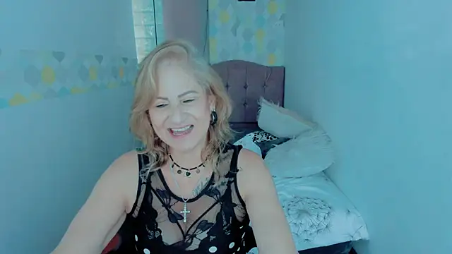 ScarletHoot  online show from January 7, 5:53 pm