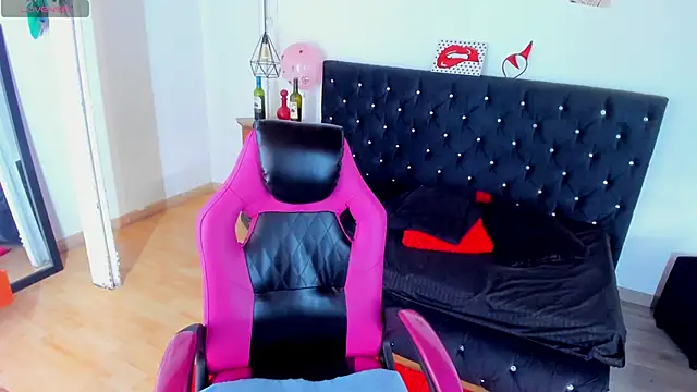 Snapshot of Aliciia_cute1 chatting on February 12, 9:43 pm Aliciia cute1 online show from February 12, 9:43 pm