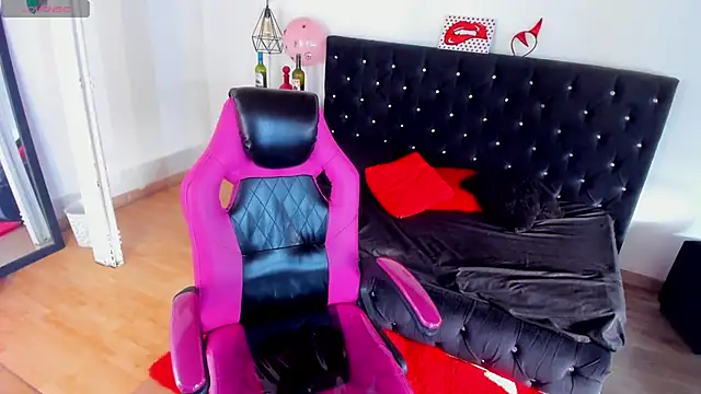 Snapshot of Aliciia_cute1 chatting on February 13, 9:44 pm Aliciia cute1 online show from February 13, 9:44 pm