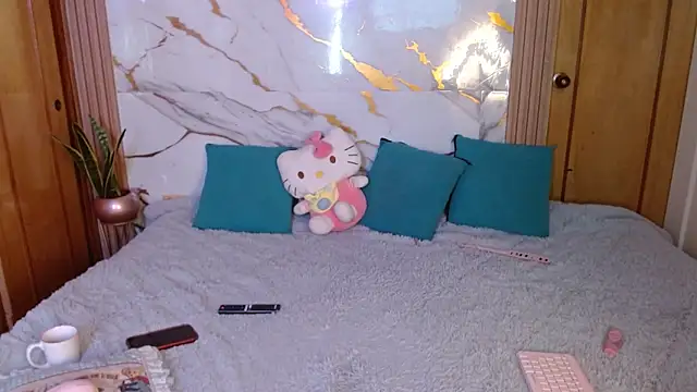 Snapshot of kittycatw chatting on April 23, 1:18 am kittycatw online show from April 23, 1:18 am