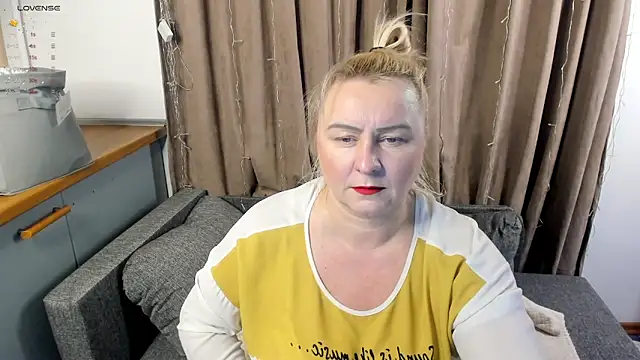 Snapshot of mira_robinsonnn chatting on January 17, 2:39 pm mira robinsonnn online show from January 17, 2:39 pm
