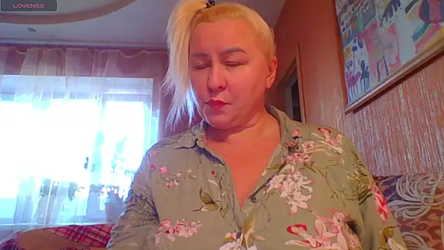 Snapshot of mira_robinsonnn chatting on October 17, 2:37 am mira robinsonnn online show from October 17, 2:37 am