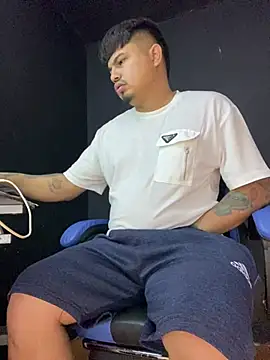 Snapshot of DickMasterfindom chatting on July 2, 2:33 am DickMasterfindom online show from July 2, 2:33 am