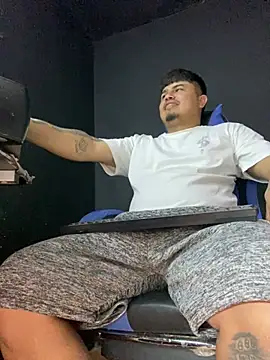 Snapshot of DickMasterfindom chatting on July 8, 12:59 am DickMasterfindom online show from July 8, 12:59 am