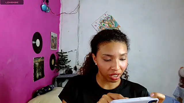 Snapshot of sensitive_brunette chatting on December 19, 3:51 am sensitive brunette online show from December 19, 3:51 am