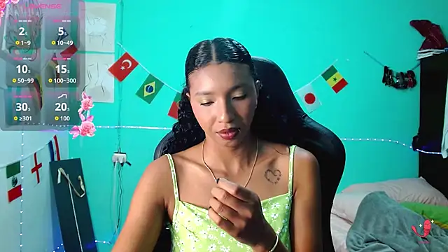Snapshot of sensitive_brunette chatting on July 4, 9:54 pm sensitive brunette online show from July 4, 9:54 pm