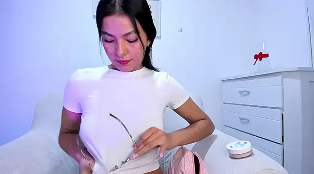 Snapshot of barbie_brunette3 chatting on March 4, 12:50 am barbie brunette3 online show from March 4, 12:50 am