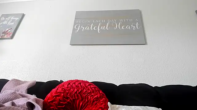 yiauana online show from March 6, 8:37 pm