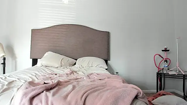 yiauana online show from September 18, 2:19 pm