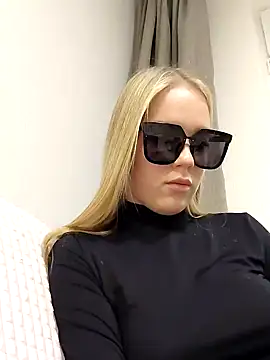 Snapshot of Little_Forest_ELF chatting on December 4, 8:40 pm Little Forest ELF online show from December 4, 8:40 pm