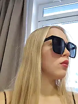 Snapshot of Little_Forest_ELF chatting on December 20, 10:49 am Little Forest ELF online show from December 20, 10:49 am