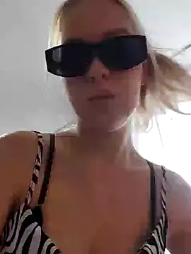 Snapshot of Little_Forest_ELF chatting on January 23, 10:11 am Little Forest ELF online show from January 23, 10:11 am