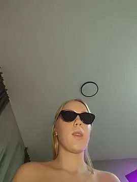 Snapshot of Little_Forest_ELF chatting on February 7, 5:51 pm Little Forest ELF online show from February 7, 5:51 pm