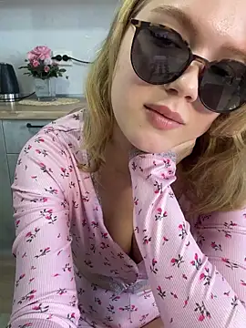 Snapshot of Little_Forest_ELF chatting on March 15, 9:19 am Little Forest ELF online show from March 15, 9:19 am