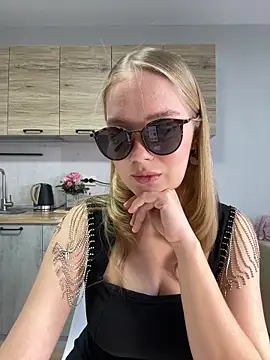 Snapshot of Little_Forest_ELF chatting on March 18, 6:03 am Little Forest ELF online show from March 18, 6:03 am