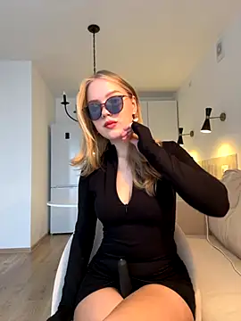 Snapshot of Little_Forest_ELF chatting on October 1, 5:02 am Little Forest ELF online show from October 1, 5:02 am