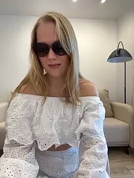 Snapshot of Little_Forest_ELF chatting on October 12, 11:31 am Little Forest ELF online show from October 12, 11:31 am