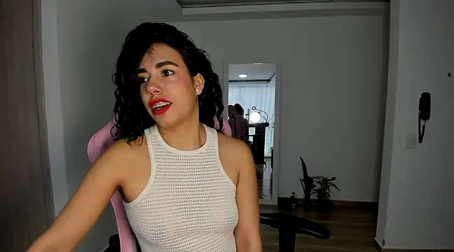 Snapshot of susana_monroy chatting on February 4, 8:17 pm susana monroy online show from February 4, 8:17 pm